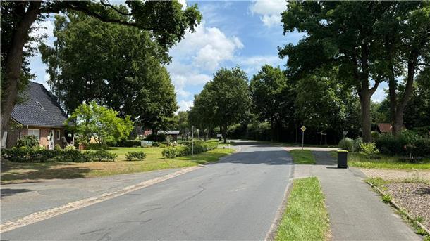 Auf der Ober Ochtenhausener Hauptstraße (K 101) wird zwischen den Einmündungen der Straßen „An der Schule“ (im Bild links) und „Im Dorfe“ (hinten, rechts) eine Querungshilfe gebaut. 