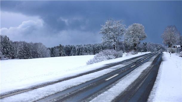 Schnee in Süddeutschland: Bis zu zehn Zentimetern gemessen Auf der Schwäbischen Alb hat es über Nacht geschneit - ab 700 Metern blieb der Schnee sogar liegen.