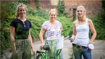 Auf der Straße unterwegs: Die Gesundheitsfachkräfte Sophie Hellge (von links), Stephanie Bartsch-Korneffel und Rieke Kupfer.