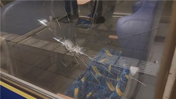 Das Foto zeigt einen Zug der Start Unterelbe. Unbekannte sollen den Zug mit Steinen beworfen haben. Die Bundespolizei sucht nach Zeugen. 