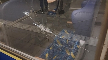 Das Foto zeigt einen Zug der Start Unterelbe. Unbekannte sollen den Zug mit Steinen beworfen haben. Die Bundespolizei sucht nach Zeugen. 