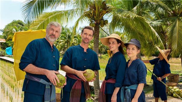 „Das Traumschiff“ schippert zu Ostern nach Phuket Auf der Suche nach einer neuen Challenge treffen Max Parger (Florian Silbereisen, 2.v.l.) und Martin Grimm (Daniel Morgenroth, l.) auf Annika Ehler (Maxine Kazis, 2.v.r.) und Melly Sturm (Marija Mauer, r.) in einer Szene aus „Das Traumschiff - Phuket“.