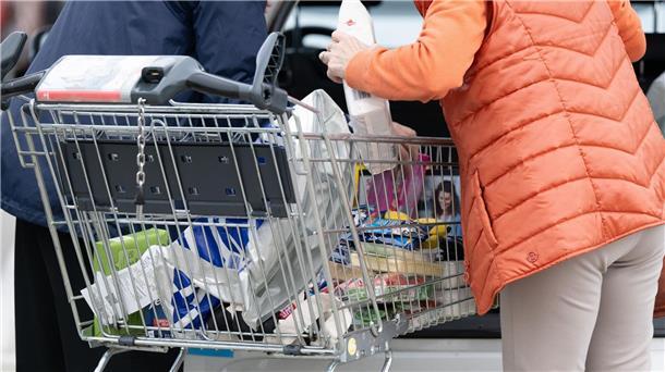 Auf der Suche nach Schnäppchen gehen Verbraucher häufiger zum Discounter.