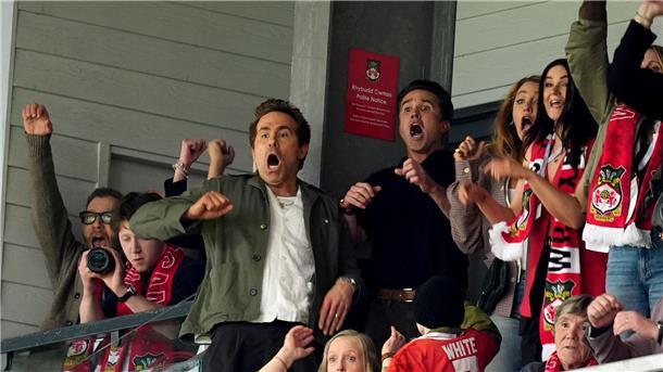 Auf der Tribüne bejubelte Miteigentümer Reynolds (Mitte l) den nächsten Aufstieg von Wrexham.