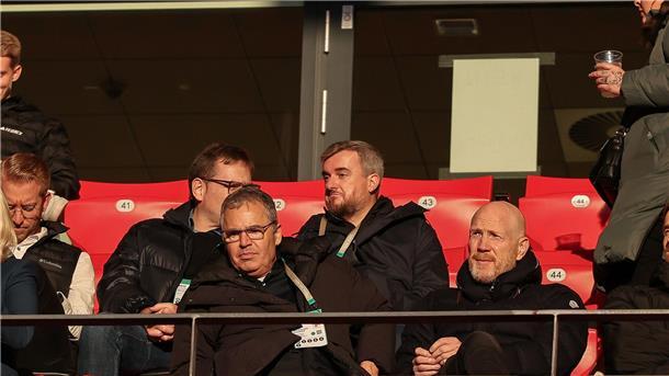 U21 feiert EM-Ticket - „Deutschland immer bisschen Favorit“ Auf der Tribüne freuen sich Andreas Rettig (vorne l) und Matthias Sammer (vorne r) mit.