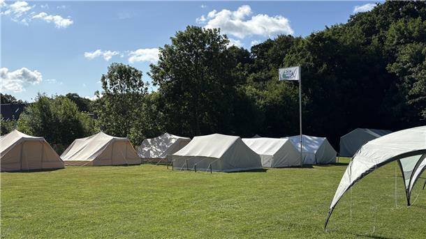 Kindercamp Stotel feiert 40-jähriges Bestehen Große Zelte auf einer Wiese