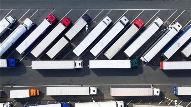 Zu wenige Parkplätze für Lastwagen Auf deutschen Autobahnen gibt es zu wenige Parkplätze für Lastwagen.