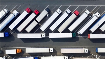 Zu wenige Parkplätze für Lastwagen Auf deutschen Autobahnen gibt es zu wenige Parkplätze für Lastwagen.