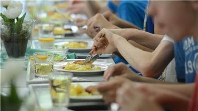Auf die Gemeinden kommt einiges zu, wenn die Grundschulen ab 2026 Ganztagsschulen werden. Unter anderem müssen sie Mensen fürs Mittagessen bauen.
