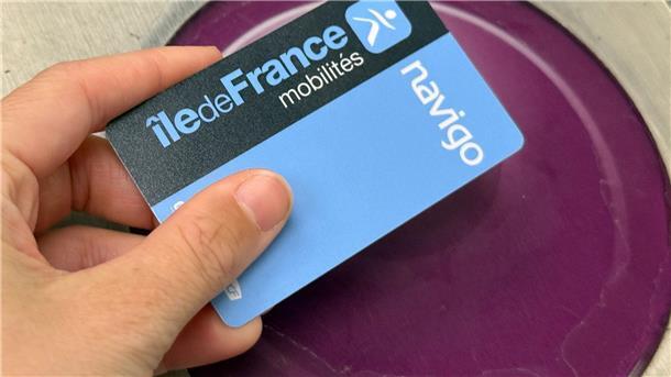 Pariser Metro schafft Papier-Tickets nach 125 Jahren ab Auf die Navigo-Karten in Paris lassen sich verschiedene Fahrkartentypen herunterladen (Archivbild).