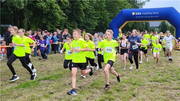 Schüler starten bei einem Lauf