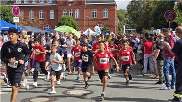 Auf die Plätze, fertig, los: Bei dem großen Volkslauf in Brake gingen am Sonntag insgesamt 1.074 Läuferinnen und Läufer an den Start.
