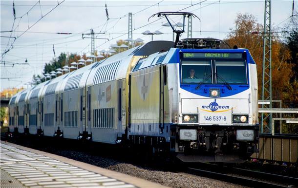 Wirtschaft in Zeven, Elsdorf, Heeslingen setzt auf Bus zum Bahnhof Scheeßel Ein Metronom hält an einem Bahnsteig.