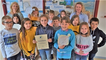 Auf diese Auszeichnung sind an der Grundschule alle stolz. Das Foto zeigt die Projektbegleiterinnen Antje Einbrodt-Luga (hinten links) und Daniele van de Velde mit den Klassensprecherinnen und Klassensprechern.