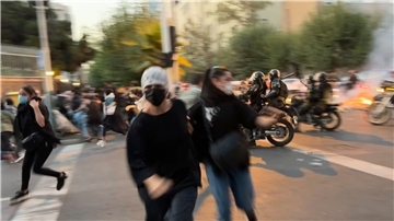 Auf diesem Bild vom 19. September 2022, das von der Associated Press außerhalb des Irans beschafft wurde, fliehen Frauen während eines Protestes in Tehran vor der Polizei.