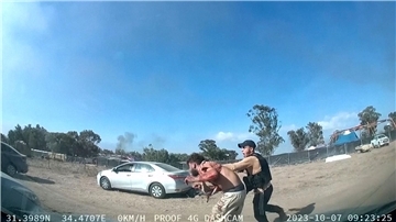 Auf diesem Foto eines Videos attackiert ein bewaffneter Mann von hinten einen blutenden Mann während eines Angriffs von militanten Hamas-Kämpfern auf dem Tribe of Nova Trance Musikfestival in der Nähe des Kibbuz Reim.