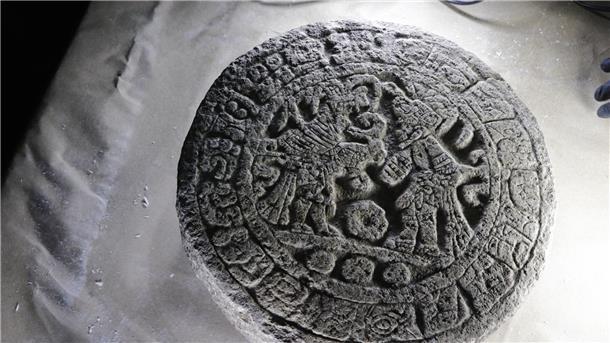 Auf diesem vom Kulturministerium von Mexiko zur Verfügung gestellten Bild ist ein rundes skulpturales Objekt des Ballspiels der Maya-Kultur zu sehen.