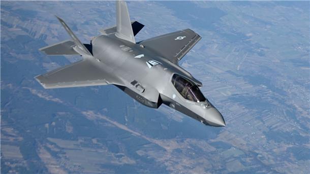 „Krisensitzung“ wegen Risiken beim Kauf von Tarnkappenjets Auf diesem von der U.S. Air Force zur Verfügung gestellten Bild fliegt ein F-35-Jet über Polen.