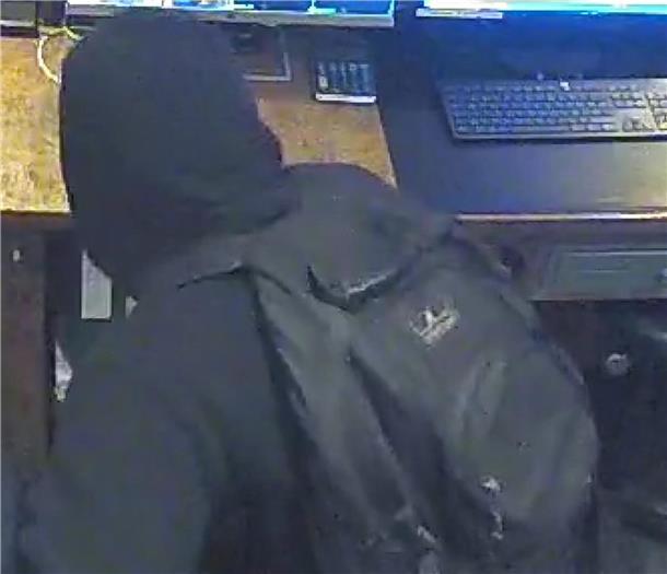 Raubüberfall in Bremerhaven: Polizei sucht mit Überwachungsvideo nach Täter Auf dieser Aufnahme ist der Rucksack zu erkennen, mit dem der Täter seine Beute wegschaffte.