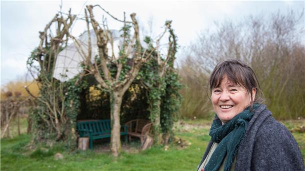 Auf dieses Bauwerk ist Claudia Reuter besonders stolz: Der futuristisch anmutende Pavillion wird von einem halbkugelartigen Glasdach gekrönt, das ausschließlich von Weiden getragen wird.