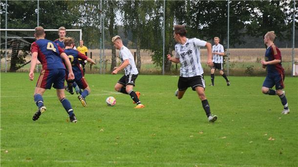 Auf eigenem Platz wird der TSV Bülstedt/Vorwerk - hier im Spiel gegen Groß Meckelsen - versuchen, seine offensive Spielweise durchzubringen.