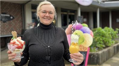 Kalt und lecker: Im Lindenhof-Zentrum gibt es jetzt auch Eis Eine Frau hält Eis in den Händen und lächelt.