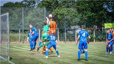 Auf eine Mammutsaison müssen sich die Bezirksliga-Kicker der SG Stinstedt (orange Trikots) einstellen.