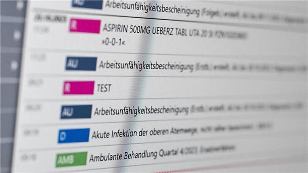 Auf einem Bildschirm in der E-Health-Showpraxis der Kassenärztlichen Vereinigung Berlin ist eine elektronische Patientenakte ePA dargestellt. Die ePA soll im ersten Halbjahr 2025 in Deutschland eingeführt werden.
