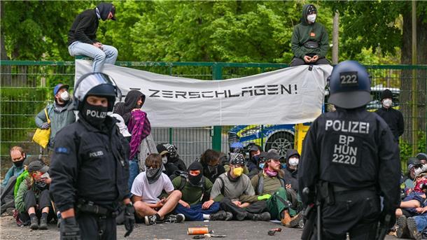 Auf einem Flugplatz in Neuhardenberg schafften es Demonstranten auf das Gelände.