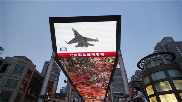 Auf einem Großbildschirm in Peking ist die Nachricht zu sehen, dass Chinas Militär eine zweitägige Übung rund um Taiwan begonnen hat.