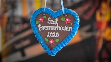 Auf einem Lebkuchenherz wird die Sail2020 angekündigt.