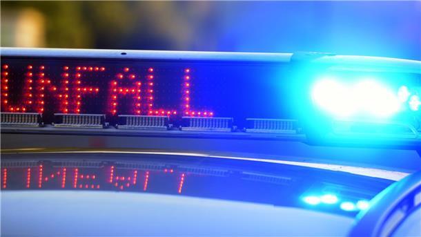 79-Jähriger fährt Nachbarin an und verletzt sie schwer Auf einem Polizeifahrzeug warnt eine Leuchtschrift vor einer Unfallstelle.