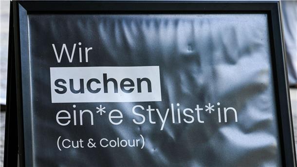 Gender-Verbot-Streit: Gleichberechtigung oder Kulturkampf? Auf einem Schild wird gendergerecht eine Stylistin beziehungsweise ein Stylist gesucht.