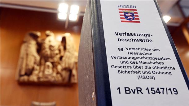 Auf einem Tisch im Sitzungssaal des Bundesverfassungsgerichts steht ein Aktenordner im Verfahren um die Nutzung der polizeilichen Analyse-Software in Hessen.