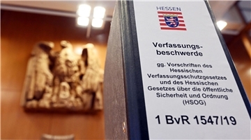 Auf einem Tisch im Sitzungssaal des Bundesverfassungsgerichts steht ein Aktenordner im Verfahren um die Nutzung der polizeilichen Analyse-Software in Hessen.