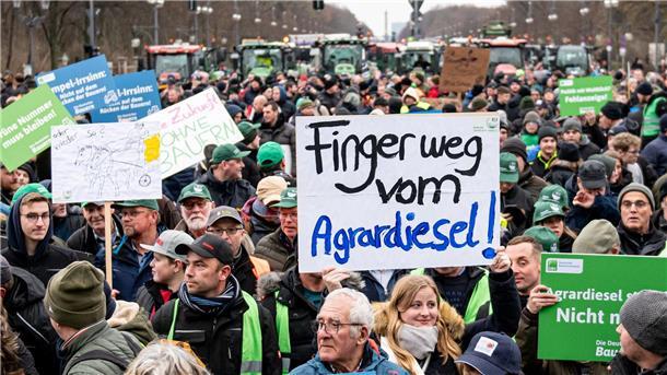 Bauern mit Wut und Traktoren gegen Aus für Agrardiesel Auf einer Demonstration des Deutschen Bauernverbandes unter dem Motto „Zu viel ist zu viel! Jetzt ist Schluss!“ hält jemand ein Schild mit der Aufschrift „Finger weg vom Agrardiesel“ hoch.