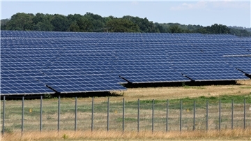 Das Foto zeigt einen Solarpark. 