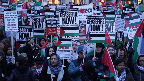 Auf einer pro-palästinensischen Demonstration in London wird ein Waffenstillstand im Gazastreifen gefordert.