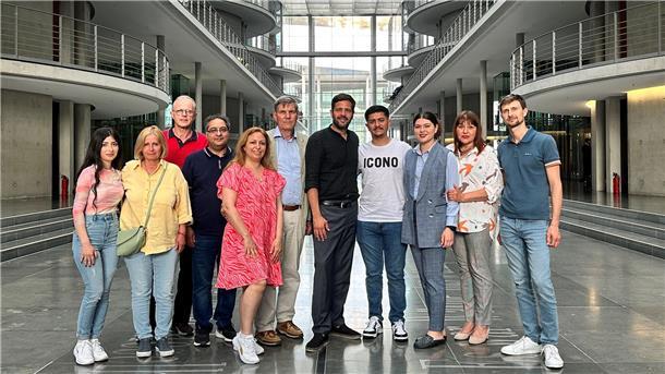 Auf Einladung des Bundestagsabgeordneten Daniel Schneider (Fünfter von rechts) war der pensionierte Schulleiter Günther Thielking (Sechster von rechts) mit Geflüchteten aus fünf Nationen zu Gast im Bundestag in Berlin.