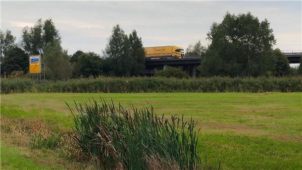 Auf Flächen im Kreuzungsbereich der Bundesstraßen 212 (links mit dem Straßenschild) und 437 (mit der Überführung) soll ein interkommunale Gewerbegebiet entstehen.