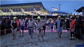 Auf geht es in Richtung Wasser: Beim Neujahrsanbaden in Duhnen war die Stimmung bei Aktiven und Publikum fantastisch. 