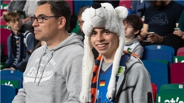 Zwei Fans der Eisbären Bremerhaven feuern die Basketballer in der ÖVB Arena in Bremen an.