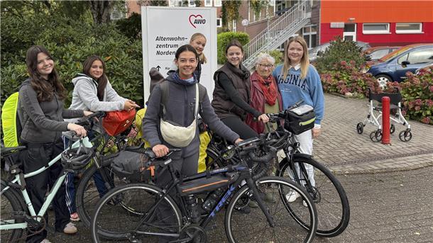 Mit kleinem Geld durchs Land: Münchener Schülerinnen machen Station in Nordenham Auf großer Tour mit kleinem Zwischenstopp (von links): Louisa Ramminger, Nora Göpfert, Begleiterin Johanna Nichterlein, Louisa Wegener und Annika Kraushaar – hier mit Heimfürsprecherin Annelore Büsing und Rabea Hussein, Koordinatorin des Sozialen Dienstes.
