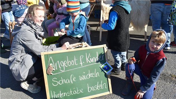 Eine Frau mit Kindern vor einer Tafel