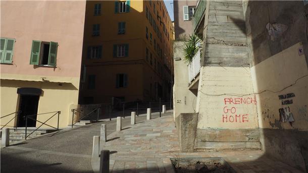 Auf Hauswänden in Bastia auf Korsika sind anti-französische Sprüche zu lesen.