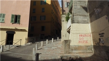 Auf Hauswänden in Bastia auf Korsika sind anti-französische Sprüche zu lesen.