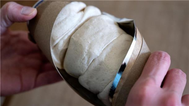Das Bild zeigt Aufbackbrötchen in einer Rolle. Auf Helgoland hat die letzte Bäckerei geschlossen. Jetzt gibt es eine Entscheidung der Gemeinde.