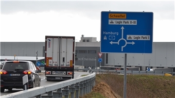 Auf Hinweisschildern an der Autobahnauffahrt Elsdorf ist die Erweiterung des Login-Parks schon Realität. Die neuen Unternehmensansiedlungen an der Autobahn sind einer der Boom-Faktoren in der Gemeinde.