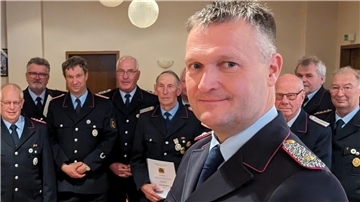 Männer in Feuerwehruniformen