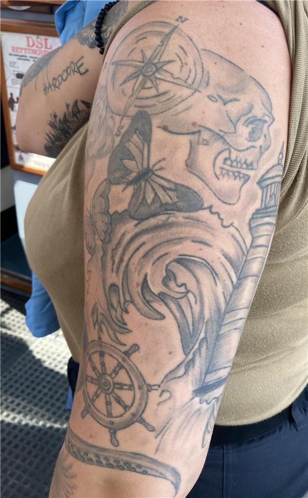 Auf ihrem Arm hat Susanne S. unterschiedliche maritime Tattoos. Unter anderem ein Steuerrad, einen Kompass und eine riesige Welle.